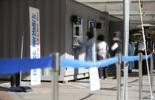 이틀째 코로나19 신규 확진자 수가 두 자릿수를 기록한 3일 오후 서울 영등포구 보건소 선별진료소. [연합뉴스]